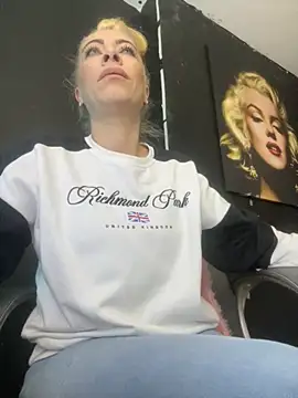 Snapshot of viktoria_davis_ chatting on October 1, 2025, 11:30 pm viktoria davis online show from October 1, 2025, 11:30 pm