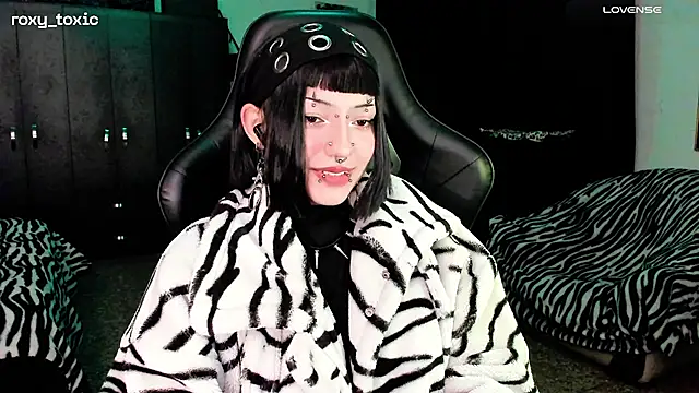Snapshot of roxy_toxic chatting on November 13, 2025, 12:47 am roxy toxic online show from November 13, 2025, 12:47 am