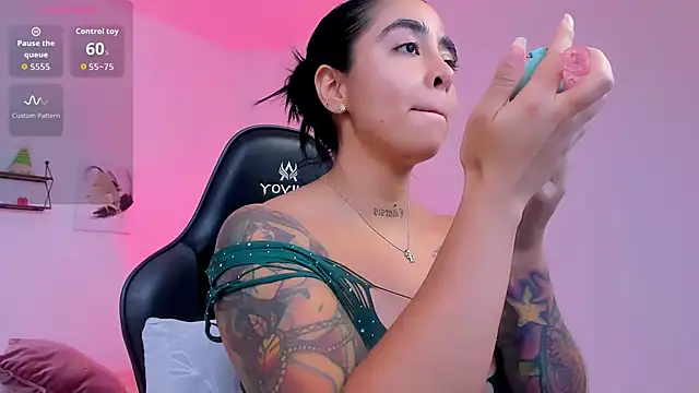 sophierooy22 online show from December 18, 2025, 2:43 pm