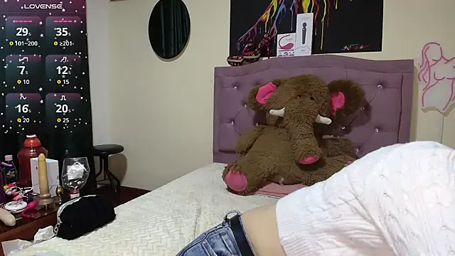 Snapshot of Emmie_Hot chatting on December 17, 2025, 12:10 pm Emmie Hot online show from December 17, 2025, 12:10 pm