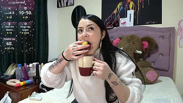 Snapshot of Emmie_Hot chatting on November 27, 2025, 12:05 pm Emmie Hot online show from November 27, 2025, 12:05 pm