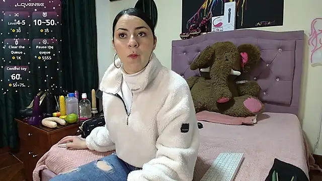 Snapshot of Emmie_Hot chatting on October 25, 2025, 12:17 pm Emmie Hot online show from October 25, 2025, 12:17 pm