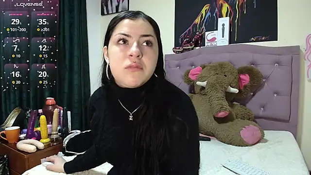 Snapshot of Emmie_Hot chatting on December 18, 2025, 12:09 pm Emmie Hot online show from December 18, 2025, 12:09 pm