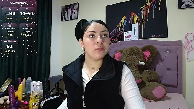 Snapshot of Emmie_Hot chatting on November 13, 2025, 12:09 pm Emmie Hot online show from November 13, 2025, 12:09 pm