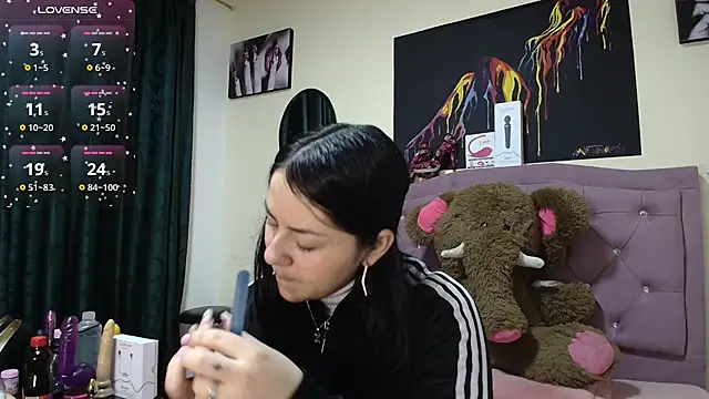 Snapshot of Emmie_Hot chatting on November 10, 2025, 12:21 pm Emmie Hot online show from November 10, 2025, 12:21 pm