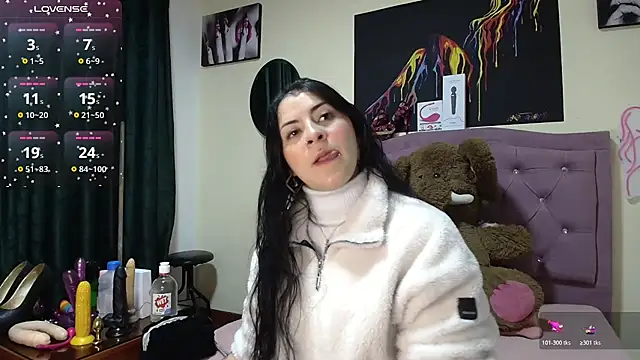 Snapshot of Emmie_Hot chatting on November 18, 2025, 12:19 pm Emmie Hot online show from November 18, 2025, 12:19 pm