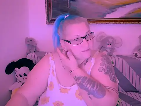 Marryllunax online show from November 8, 2025, 8:45 pm