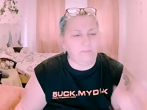 Marryllunax online show from May 13, 2026, 3:52 pm