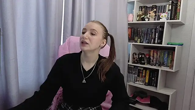 Snapshot of LillyFan-X chatting on September 15, 2025, 4:24 am LillyFan-X online show from September 15, 2025, 4:24 am