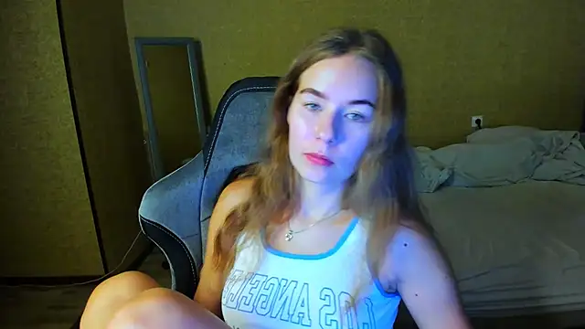 Snapshot of EmilyPaw chatting on July 18, 2026, 6:27 pm EmilyPaw online show from July 18, 2026, 6:27 pm