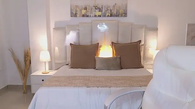 Layla Breezee online show from April 16, 2026, 11:33 am