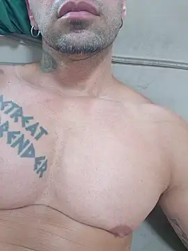 Snapshot of badbrown chatting on December 13, 2025, 8:04 pm badbrown online show from December 13, 2025, 8:04 pm