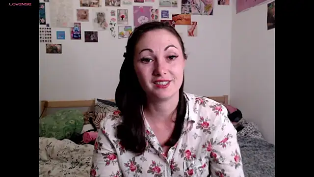 Snapshot of AdorahB3ll3 chatting on December 16, 2025, 8:13 pm AdorahB3ll3 online show from December 16, 2025, 8:13 pm