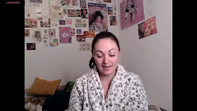 Snapshot of AdorahB3ll3 chatting on December 2, 2025, 8:10 pm AdorahB3ll3 online show from December 2, 2025, 8:10 pm