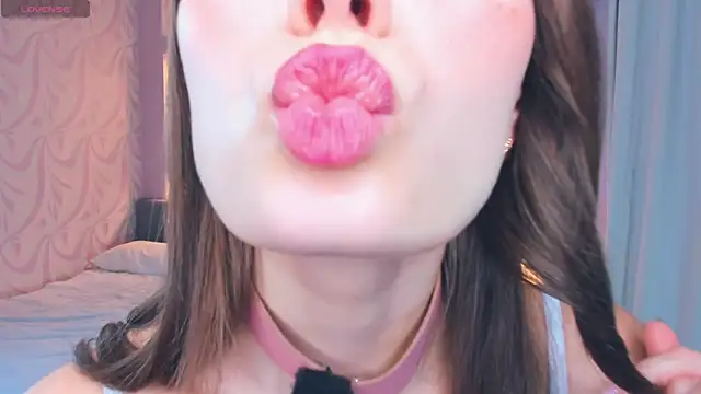 Snapshot of FloraDobb chatting on November 16, 2025, 8:08 am FloraDobb online show from November 16, 2025, 8:08 am