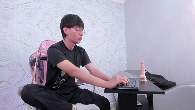 Snapshot of OliverWhite18 chatting on March 10, 2025, 1:10 pm OliverWhite18 online show from March 10, 2025, 1:10 pm