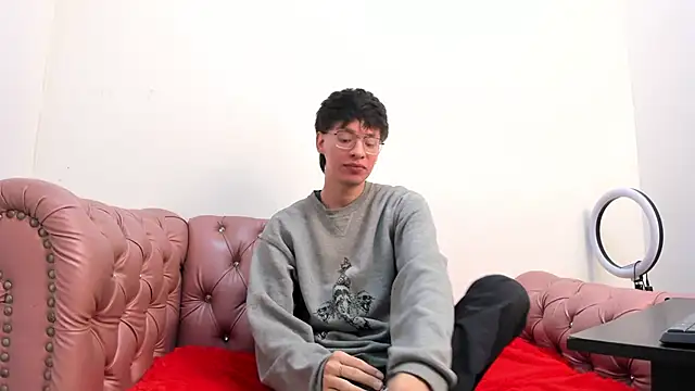 Snapshot of OliverWhite18 chatting on January 24, 2025, 12:31 pm OliverWhite18 online show from January 24, 2025, 12:31 pm