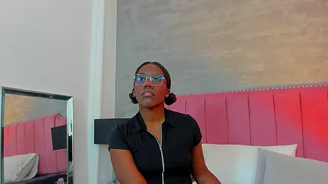 Alaia Colins online show from November 13, 2025, 3:43 am