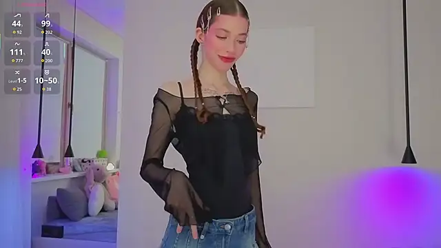 Snapshot of HappyVivy chatting on October 12, 2025, 8:21 pm HappyVivy online show from October 12, 2025, 8:21 pm