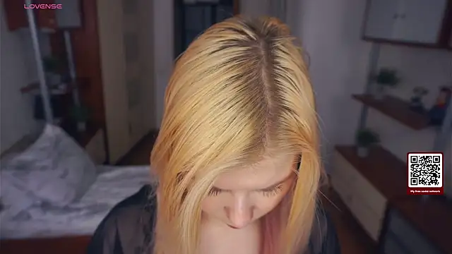 LynetHakes online show from November 20, 2025, 4:24 am