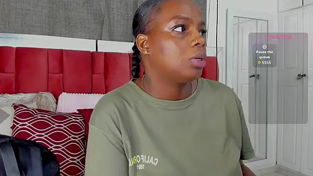 Snapshot of NatyParker chatting on November 7, 2025, 1:37 pm NatyParker online show from November 7, 2025, 1:37 pm