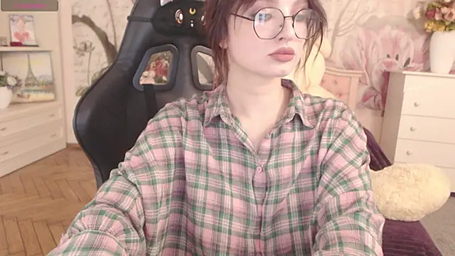 Snapshot of BritneyBarker chatting on November 26, 2025, 12:10 am BritneyBarker online show from November 26, 2025, 12:10 am