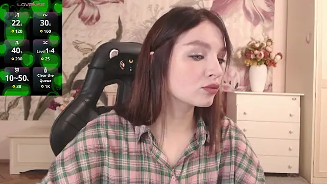 Snapshot of BritneyBarker chatting on November 18, 2025, 2:16 am BritneyBarker online show from November 18, 2025, 2:16 am