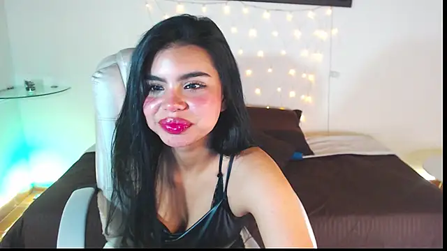 Snapshot of saray__jones chatting on February 24, 2025, 2:04 pm saray jones online show from February 24, 2025, 2:04 pm