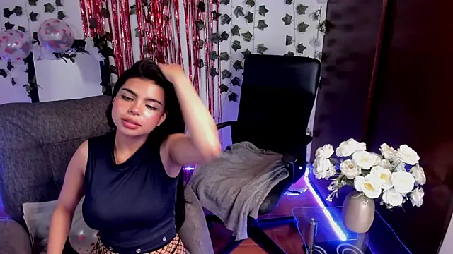 Snapshot of saray__jones chatting on February 14, 2025, 2:12 pm saray jones online show from February 14, 2025, 2:12 pm