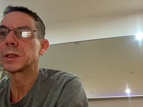 Snapshot of Kenhornu chatting on December 17, 2025, 9:31 pm Kenhornu online show from December 17, 2025, 9:31 pm