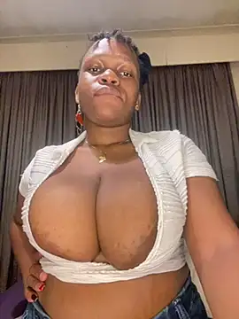 Boneca25 online show from March 12, 2025, 6:32 pm