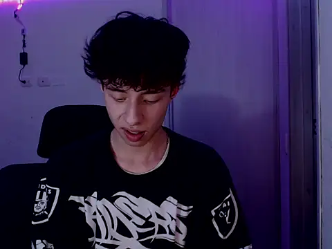 Snapshot of Juanmres chatting on February 27, 2026, 11:59 pm Juanmres online show from February 27, 2026, 11:59 pm