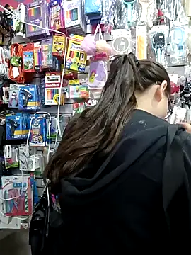 Snapshot of Vale_Saenzz chatting on November 8, 2025, 11:30 pm Vale Saenzz online show from November 8, 2025, 11:30 pm