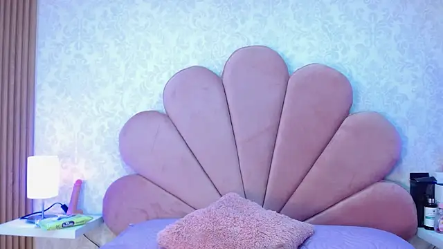 Snapshot of ElhaThomson chatting on November 10, 2025, 9:31 pm ElhaThomson online show from November 10, 2025, 9:31 pm