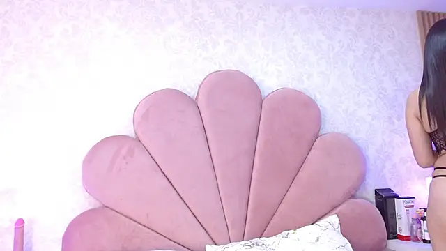 Snapshot of ElhaThomson chatting on November 19, 2025, 8:20 pm ElhaThomson online show from November 19, 2025, 8:20 pm