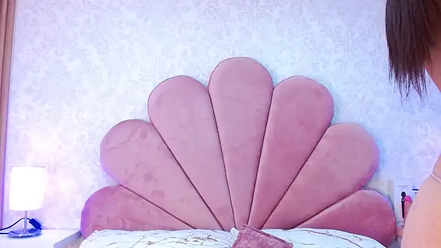 Snapshot of ElhaThomson chatting on November 28, 2025, 8:20 pm ElhaThomson online show from November 28, 2025, 8:20 pm