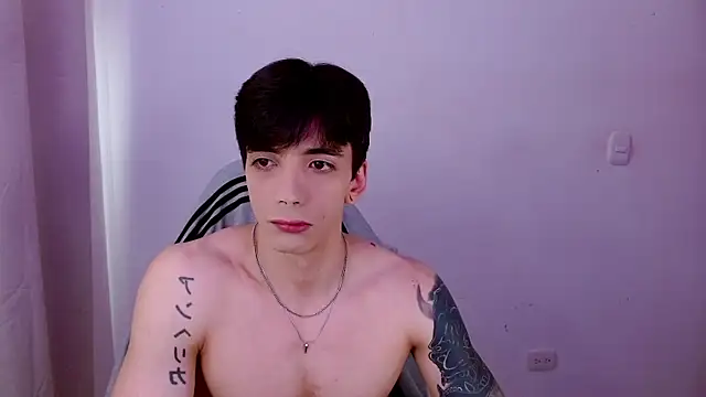 Snapshot of H3ll_B0I chatting on July 14, 2026, 12:11 pm H3ll B0I online show from July 14, 2026, 12:11 pm