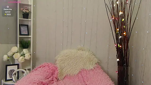 Snapshot of Holygirl_ chatting on March 13, 2025, 1:43 am Holygirl online show from March 13, 2025, 1:43 am