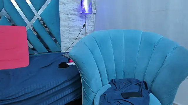 Emmagomez   online show from February 19, 2025, 12:03 am