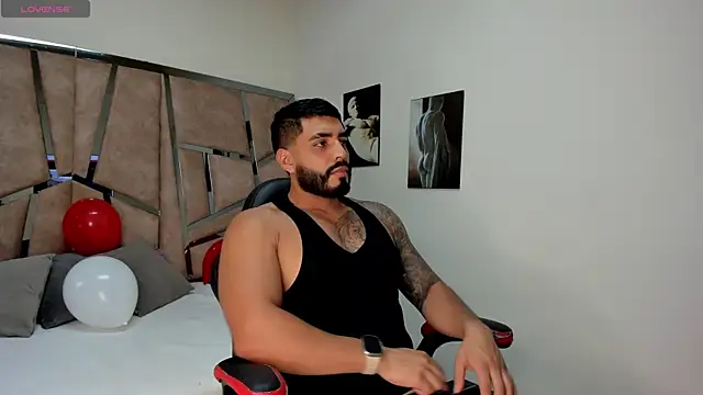 LeandroRusso online show from February 15, 2025, 8:12 pm