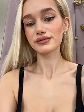 Snapshot of KristinaDane chatting on March 20, 2025, 3:13 am KristinaDane online show from March 20, 2025, 3:13 am