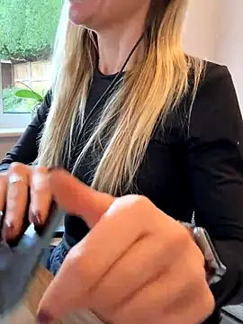 Snapshot of Phoebe_Lily chatting on November 19, 2025, 1:33 pm Phoebe Lily online show from November 19, 2025, 1:33 pm