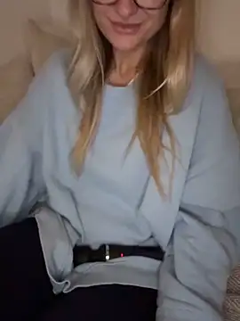 Snapshot of Phoebe_Lily chatting on November 16, 2025, 9:51 pm Phoebe Lily online show from November 16, 2025, 9:51 pm