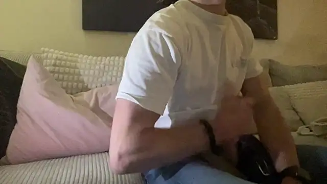 Snapshot of bullyboyy chatting on October 25, 2025, 5:02 pm bullyboyy online show from October 25, 2025, 5:02 pm