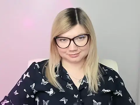 Snapshot of Lola_moree chatting on October 17, 2025, 12:07 pm Lola moree online show from October 17, 2025, 12:07 pm