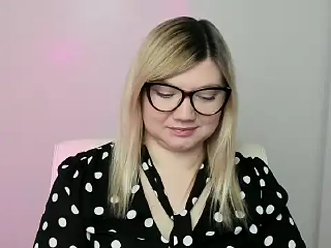 Snapshot of Lola_moree chatting on October 15, 2025, 12:02 pm Lola moree online show from October 15, 2025, 12:02 pm