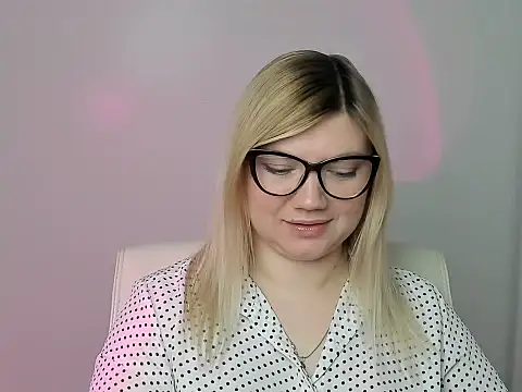 Snapshot of Lola_moree chatting on November 5, 2025, 1:03 pm Lola moree online show from November 5, 2025, 1:03 pm