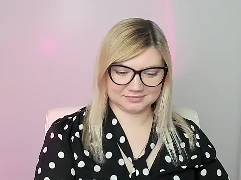 Snapshot of Lola_moree chatting on October 29, 2025, 12:48 pm Lola moree online show from October 29, 2025, 12:48 pm