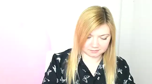 Snapshot of Lola_moree chatting on March 12, 2025, 12:57 pm Lola moree online show from March 12, 2025, 12:57 pm