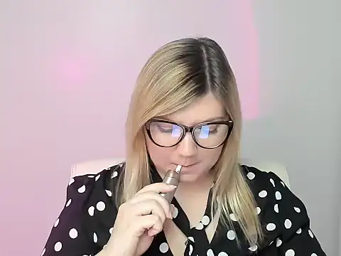 Snapshot of Lola_moree chatting on October 22, 2025, 12:15 pm Lola moree online show from October 22, 2025, 12:15 pm